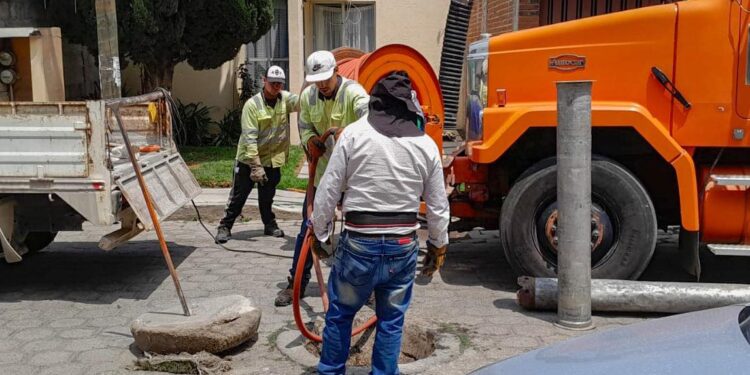 REALIZA CAPAMH JORNADA INTENSIVA DE MANTENIMIENTO Y LIMPIEZA DE COLECTORES DE AGUAS SANITARIAS EN HUAMANTLA