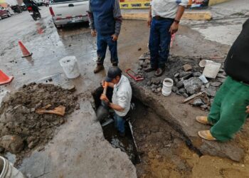 CAPAMH REPARA FUGA DE AGUA EN CALLE ALLENDE TRAS HORAS DE TRABAJO
