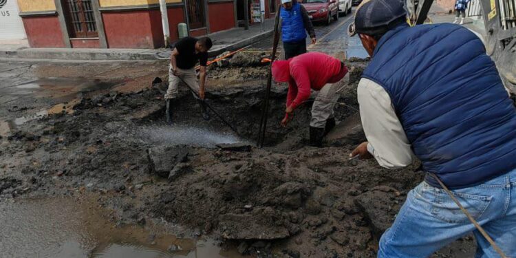 CAPAMH REALIZA TRABAJOS DE ATENCIÓN Y MANTENIMIENTO A LA RED DE AGUA POTABLE EN DIVERSOS PUNTOS DE HUAMANTLA