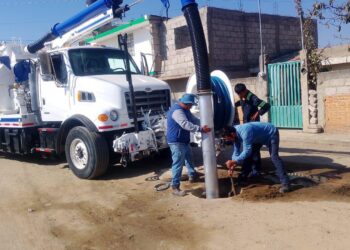 CAPAMH refuerza el desazolve para proteger a las familias de San José Xicohténcatl