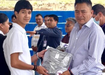 Entrega Filo Palafox uniformes gratuitos a estudiantes.