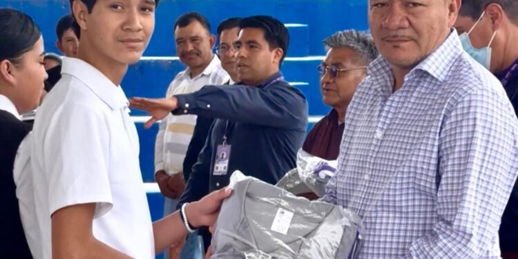 Entrega Filo Palafox uniformes gratuitos a estudiantes.