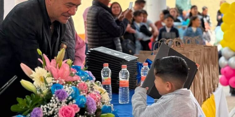 Participa Filo Palafox en graduación del kinder Luis Spota.