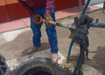 Personal operativo de CAPAMH realizó trabajos de desazolve en la línea general de drenaje en la comunidad de Santa Anita, con el objetivo de mantener el correcto funcionamiento de la red sanitaria y prevenir obstrucciones que puedan ocasionar afectaciones a las familias.