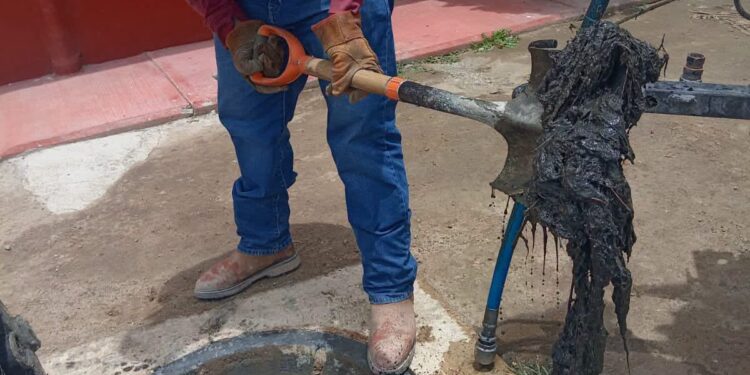 Personal operativo de CAPAMH realizó trabajos de desazolve en la línea general de drenaje en la comunidad de Santa Anita, con el objetivo de mantener el correcto funcionamiento de la red sanitaria y prevenir obstrucciones que puedan ocasionar afectaciones a las familias.